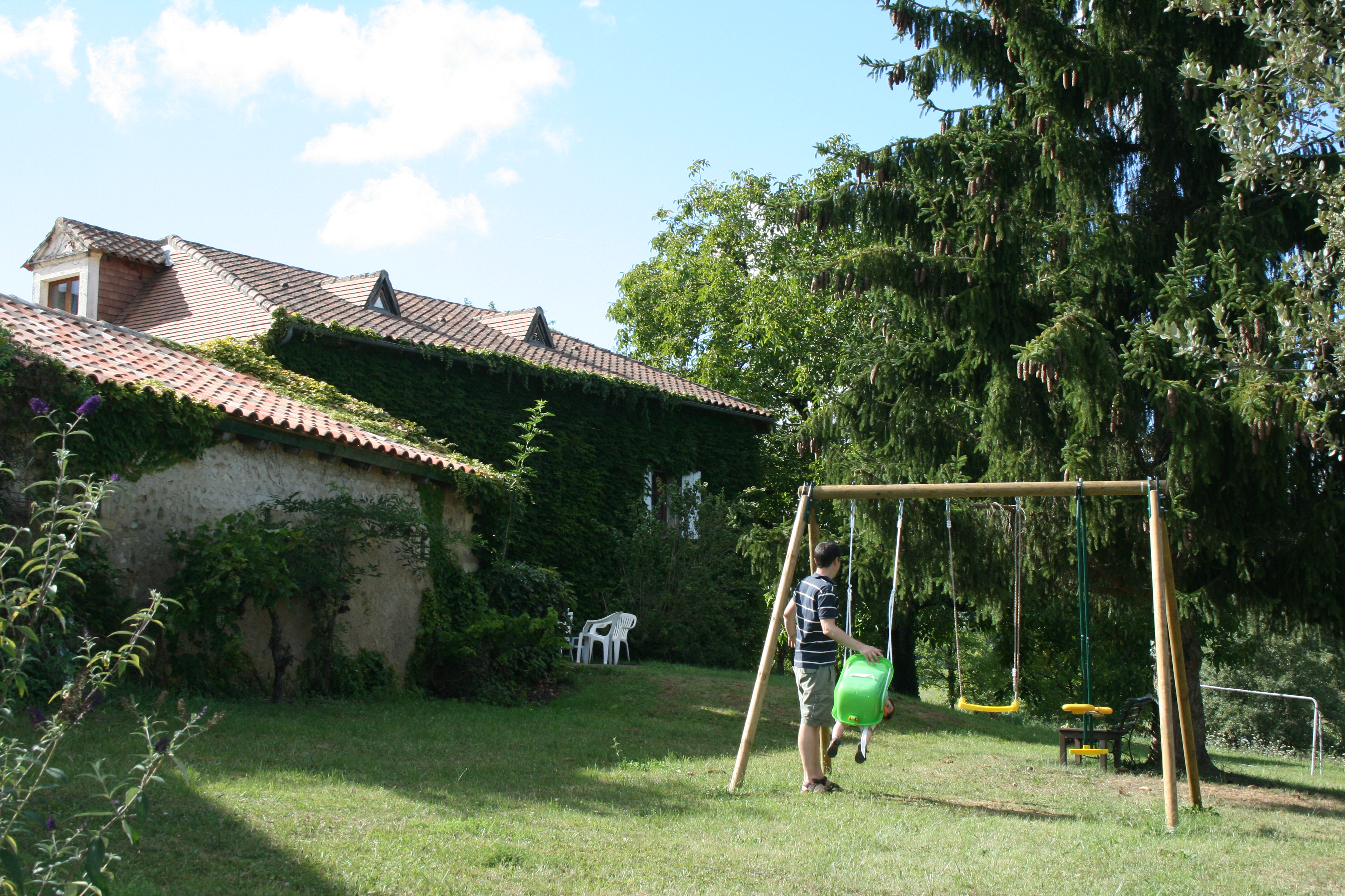 Le park est grand avec plusieurs jeux pour les enfants, avec un portique et des balançoires, un but de foot, ...