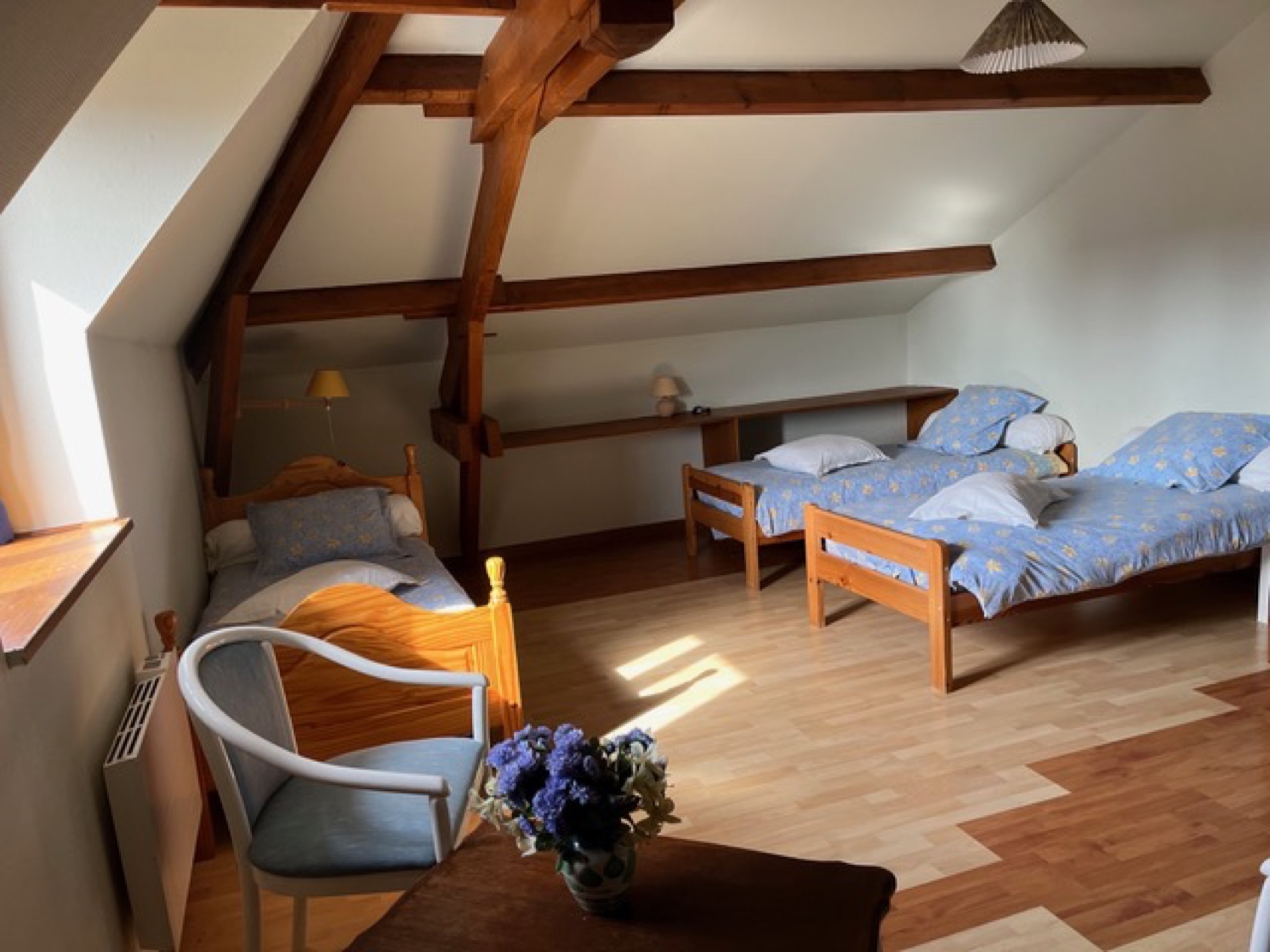 Une chambre avec trois lits individuel, orienté sud, tres lumineuse, un bon espace de jeux pour les enfants.