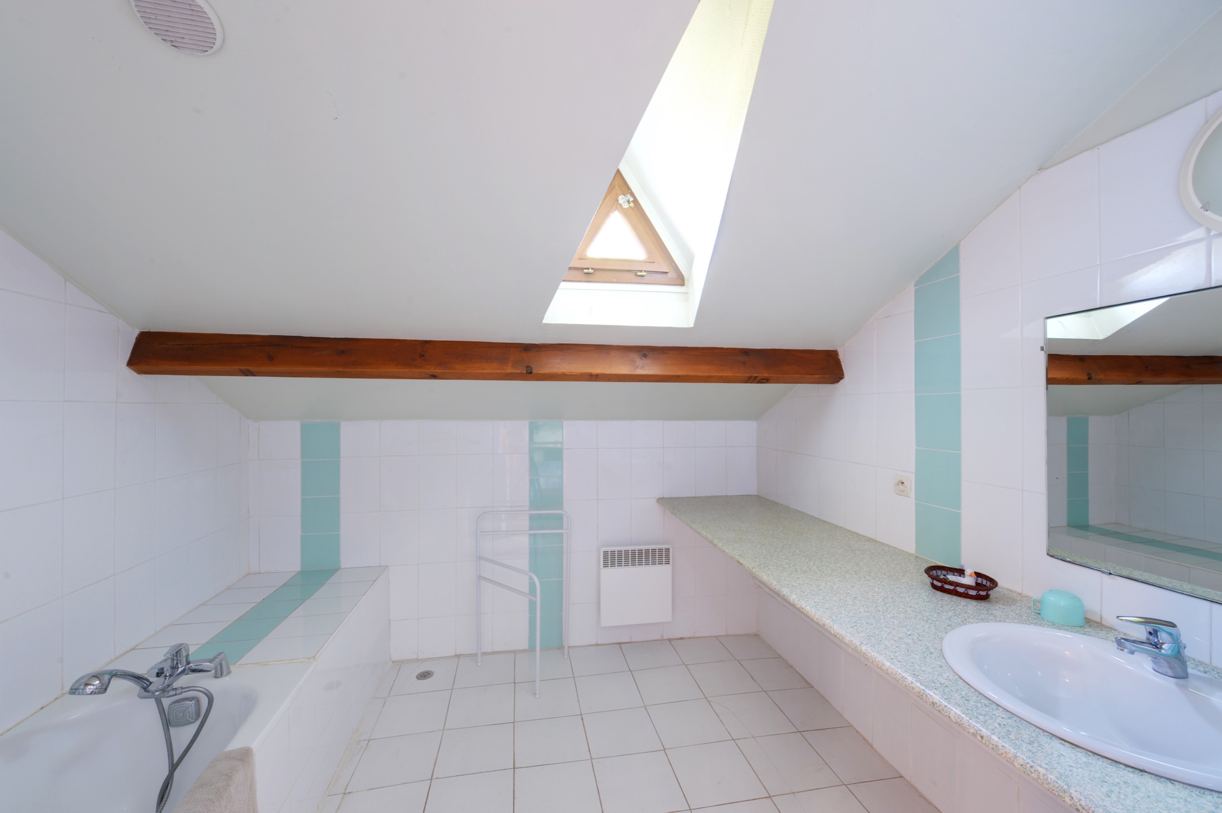 Salle de bain de la chambre 3, avec baignoire et douche